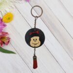 Foto de Llavero de madera pintado a mano con diseño de Rostro de Mafalda