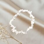 Foto de pulsera de escallas de piedras howlita