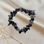 Foto de pulsera de escallas de piedras oxidiana nevada