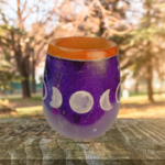 foto de Mate de algarrobo diseño LUNÁTICA fondo violeta
