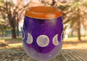 foto de Mate de algarrobo diseño LUNÁTICA fondo violeta
