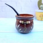 Mate de cerámica diseño NATIVA fondo chocolate