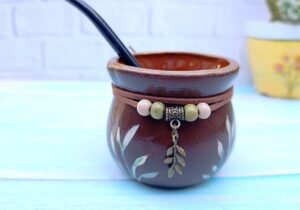 Mate de cerámica diseño NATIVA fondo chocolate