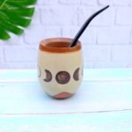 foto de Mate de algarrobo diseño LUNÁTICA fondo beige