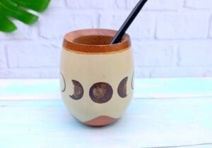 foto de Mate de algarrobo diseño LUNÁTICA fondo beige